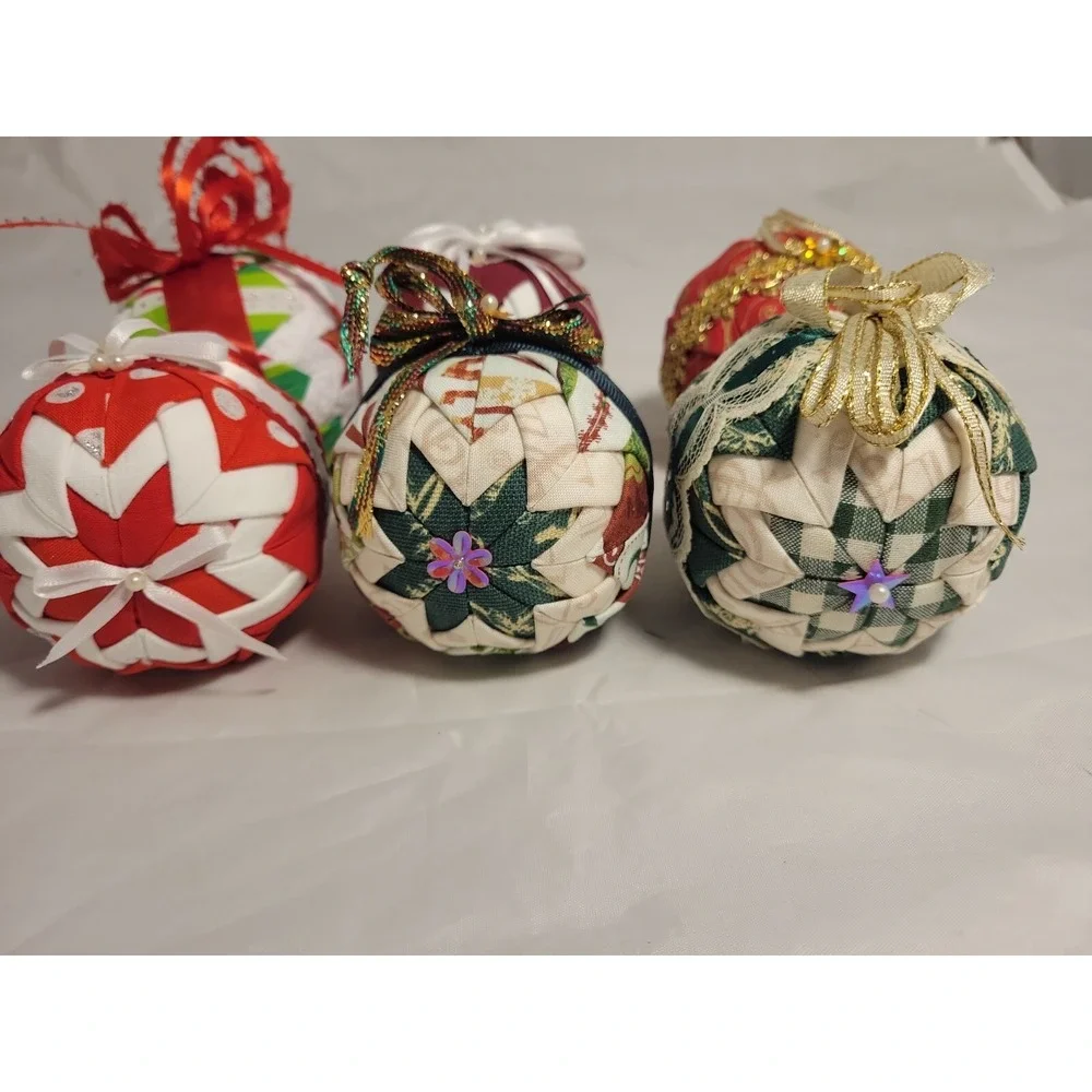HANDMADE FABRIC FOLDED Quilted‎ HOLIDAY RIBBON CHRISTMAS ORNAMENT BALL Set of 6